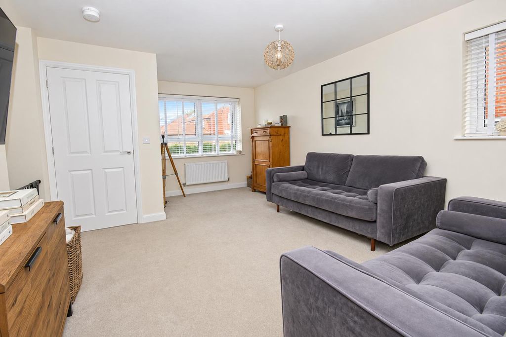 Property photo 3 of 18 E410c873-2002-4Fe1-8A8F-78d38d5973cd.Png