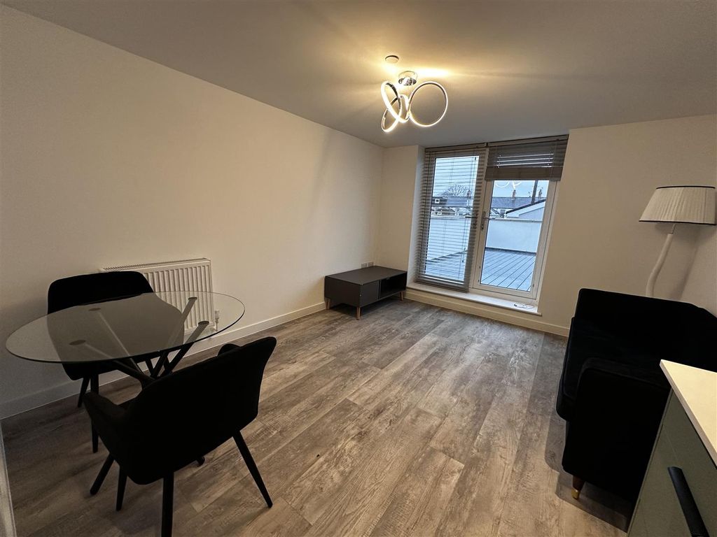 Property photo 3 of 9 Kitchen/Lounge