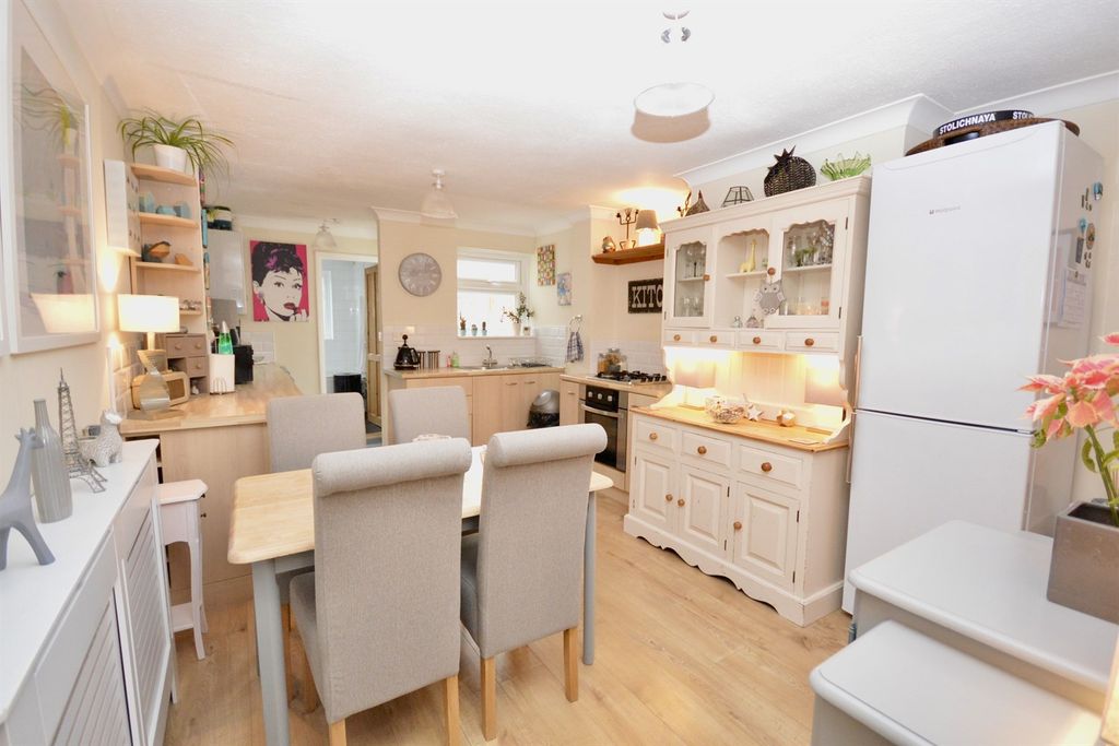 Property photo 3 of 8 Kitchen