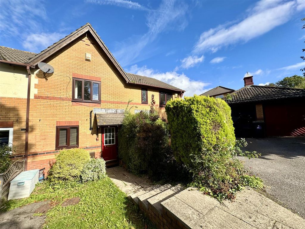 Property photo 1 of 13 Fountain Way
