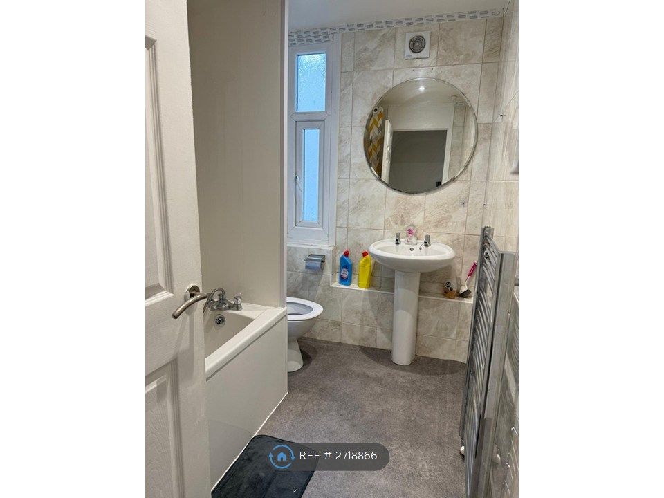 Property photo 2 of 12 Bathroom