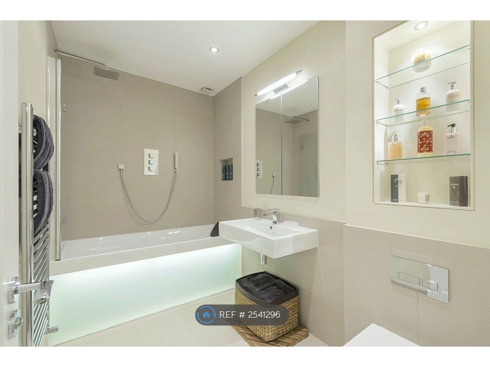 Property photo 3 of 9 Bathroom