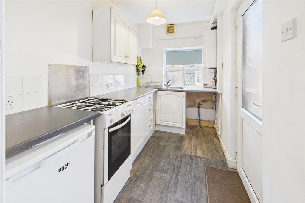 Property photo 3 of 10 Kitchen