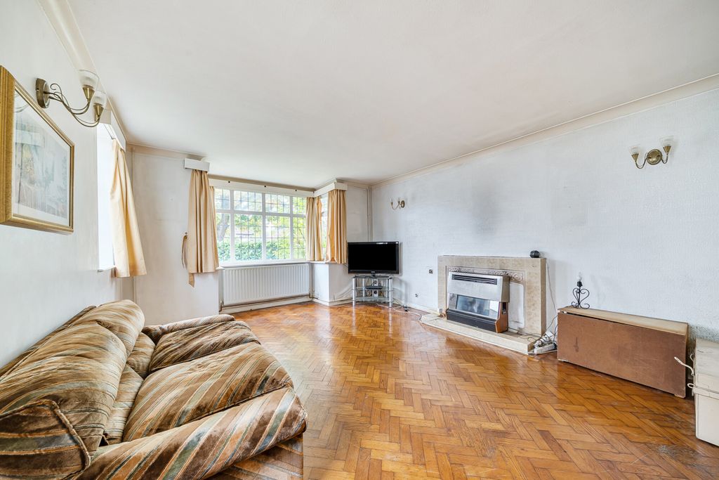 Property photo 2 of 20 1359223-15-68ee65...