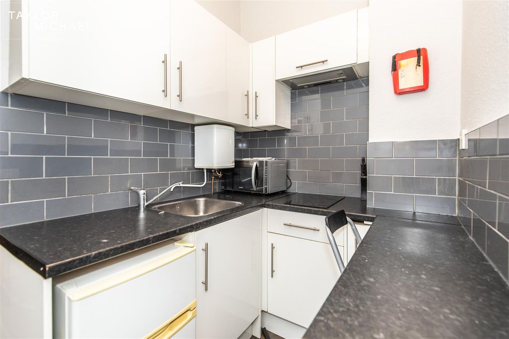 Property photo 2 of 9 Kitchen