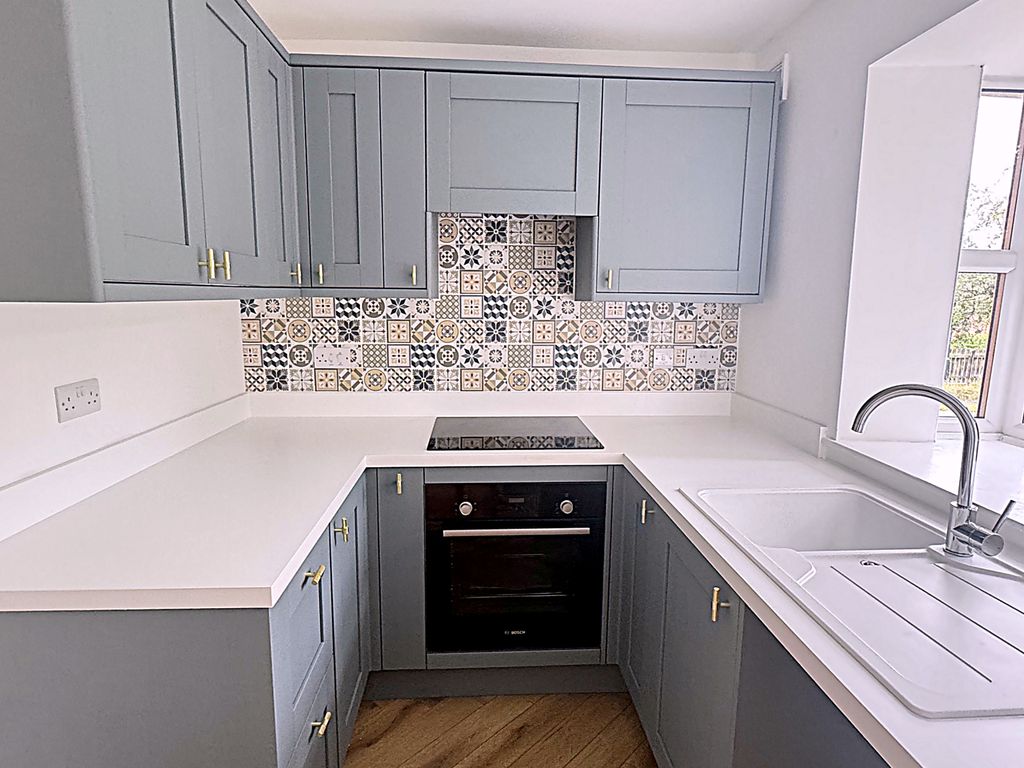 Property photo 3 of 11 Kitchen