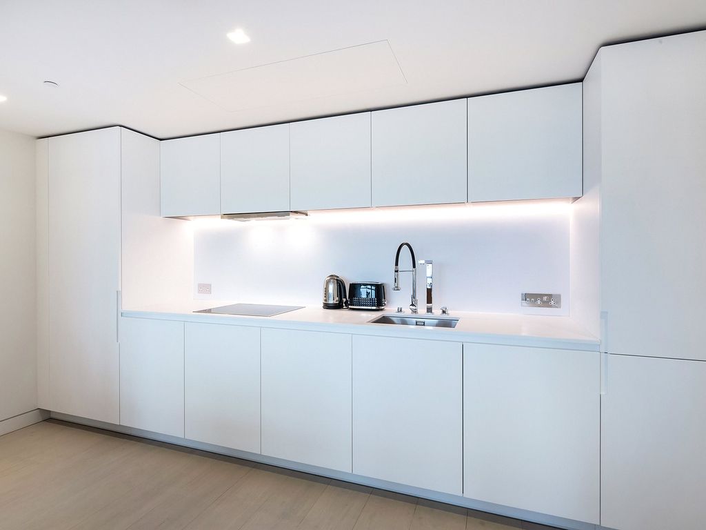 Property photo 2 of 13 Centre Point