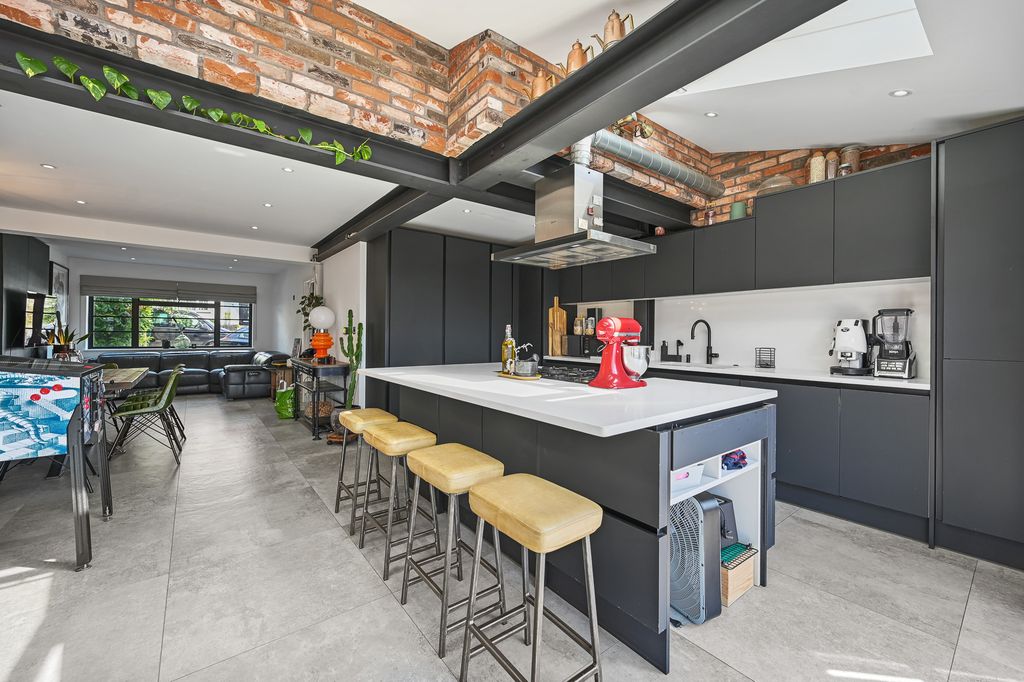Property photo 3 of 14 12
