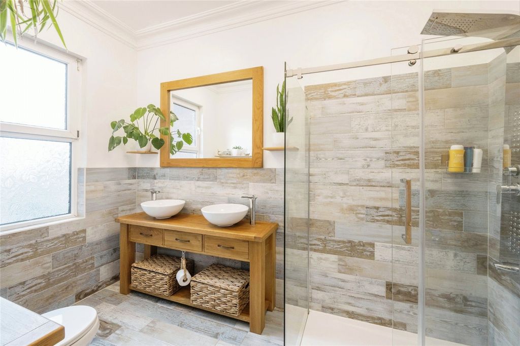 Property photo 2 of 41 Picture No. 13