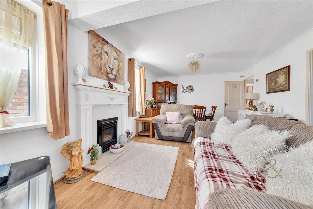 Property photo 3 of 19 Silver-Birch-Close-7.Jpg