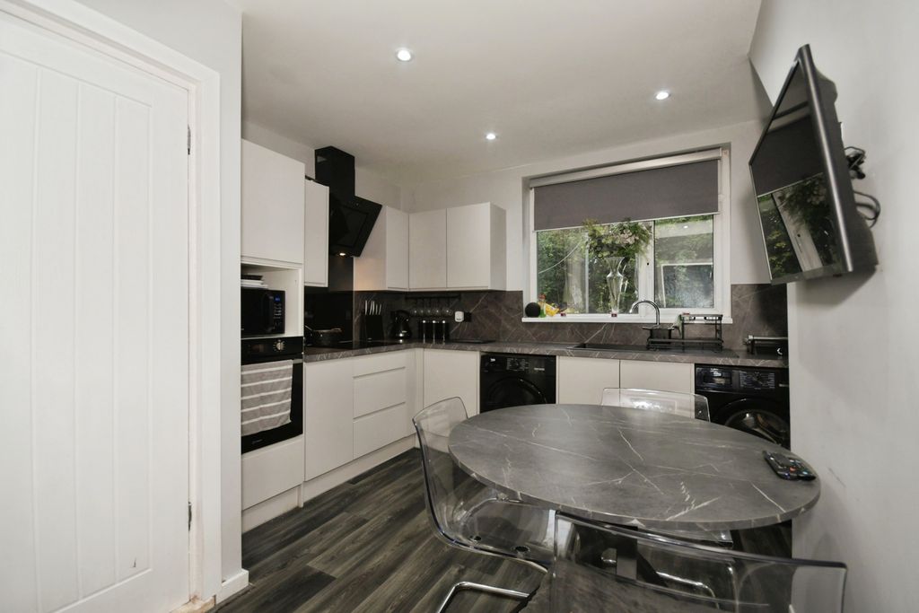 Property photo 3 of 17 Photo