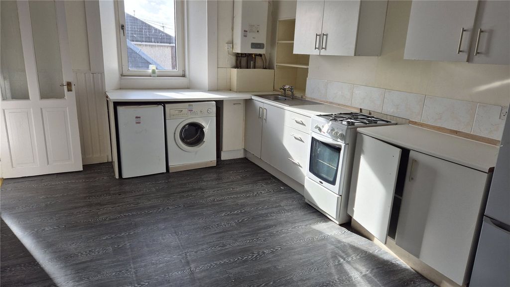 Property photo 3 of 9 Kitchen
