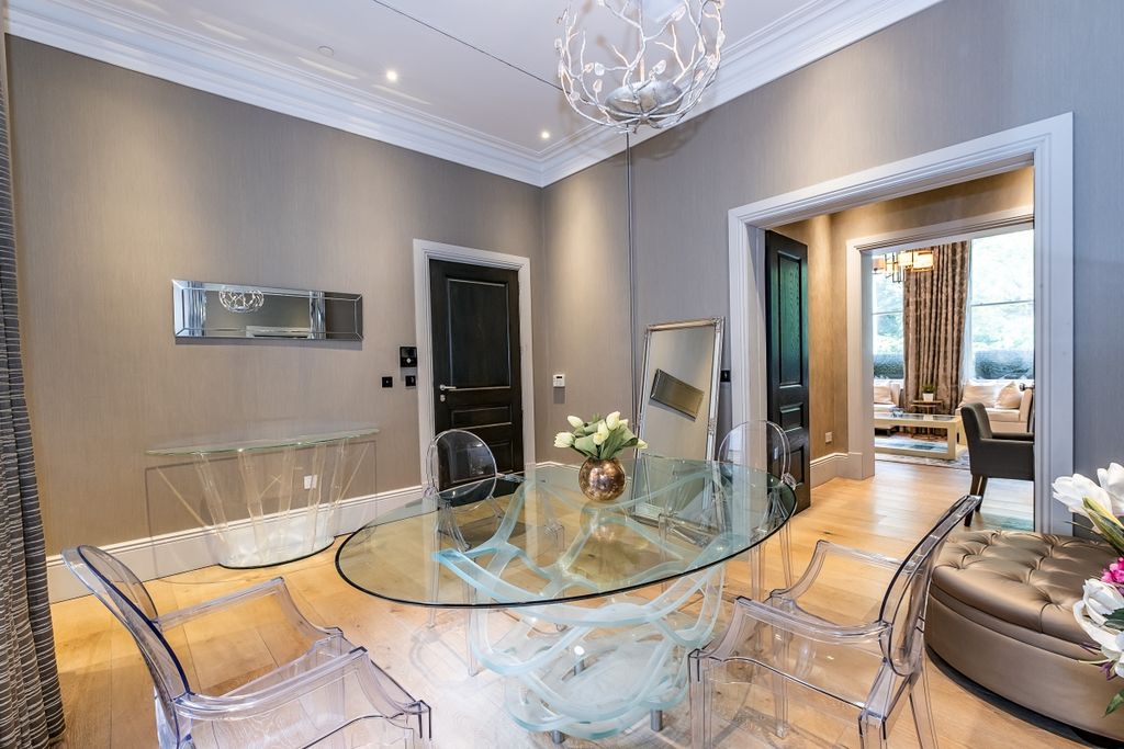 Property photo 2 of 17 Courtfield-Garden...