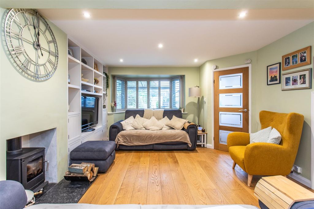 Property photo 2 of 31 2 Winterbourne Close20.Jpg