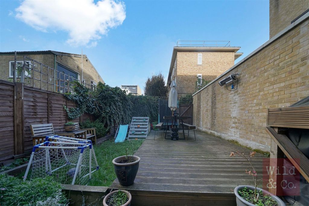 Property photo 3 of 32 Chatsworth Road Hackney London E5 0Lt - 005.Jpg