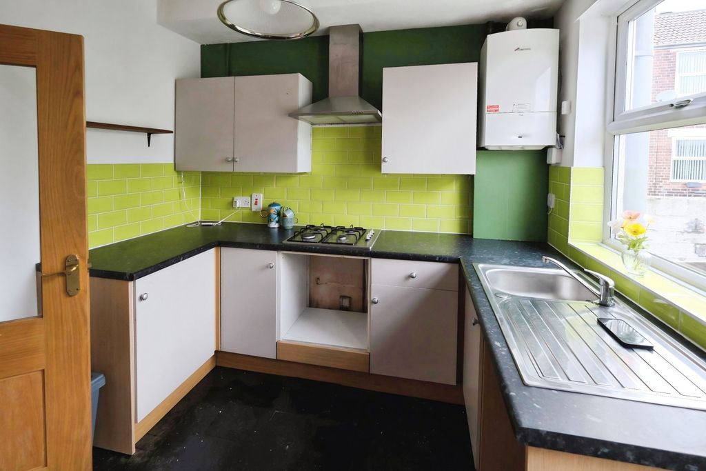 Property photo 3 of 8 Kitchen