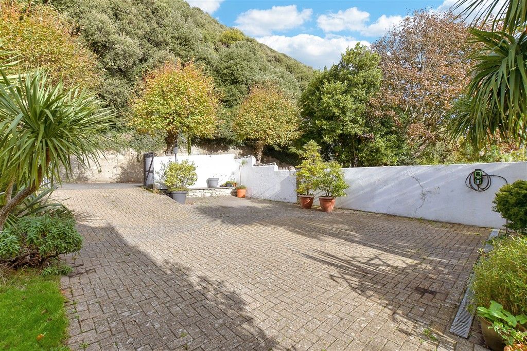 Property photo 3 of 18 Driveway/Parking