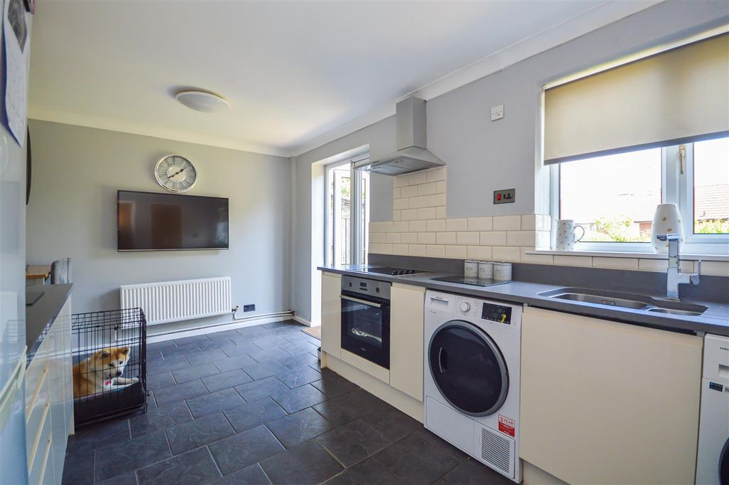 Property photo 3 of 12 Dining Kitchen