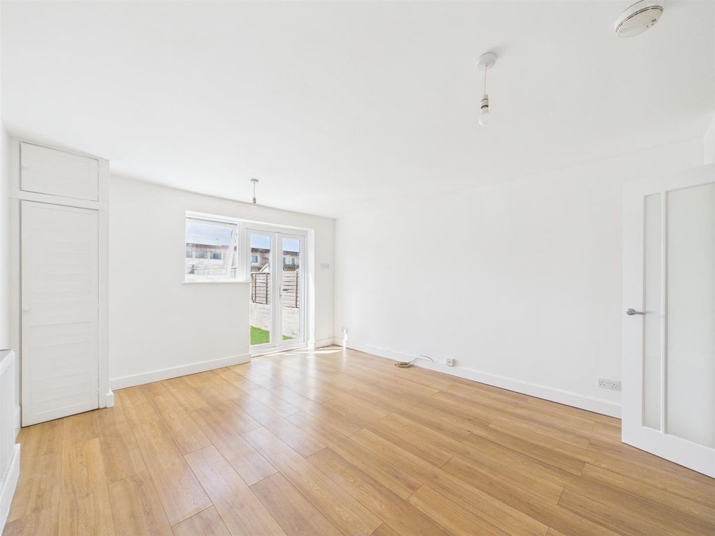 Property photo 2 of 19 Mixed-Use Invesmtnet 2 x Flats And Shop For Auctio