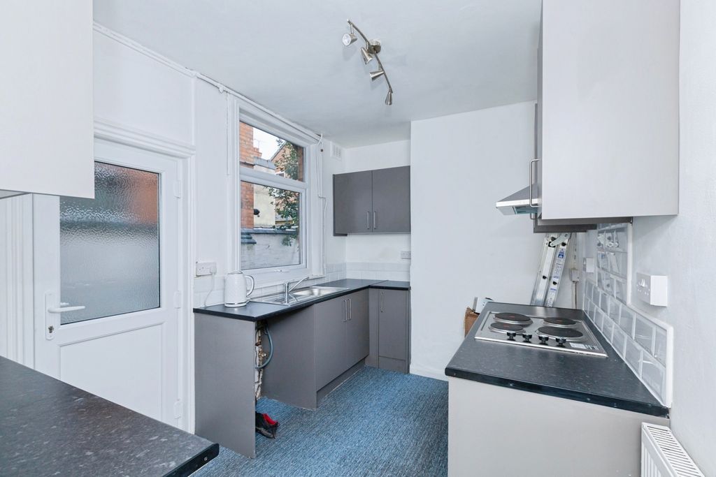 Property photo 3 of 17 Kitchen