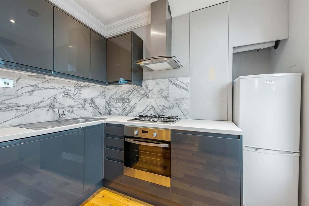 Property photo 2 of 10 32020_Davies_And_Davies_198B_Seven_Sisters_Rd_12_l