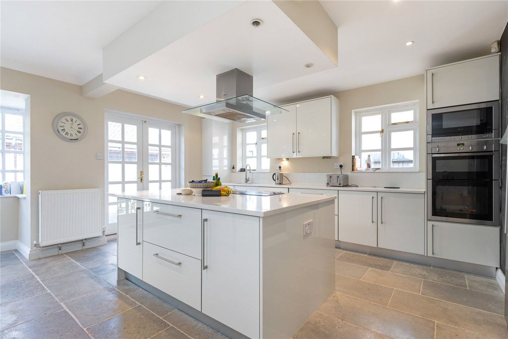 Property photo 2 of 18 Kitchen