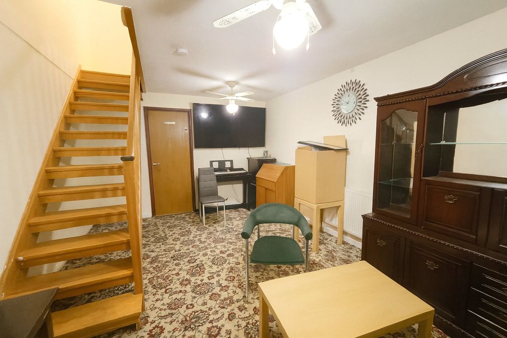 Property photo 2 of 9 Lounge