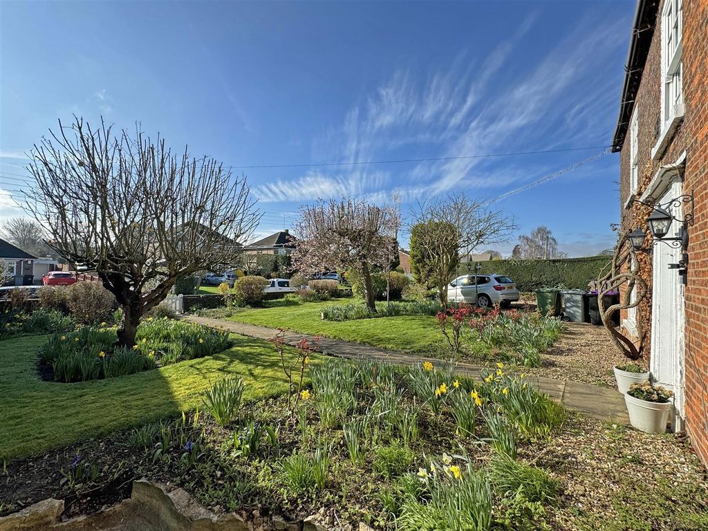 Property photo 2 of 19 Front Garden
