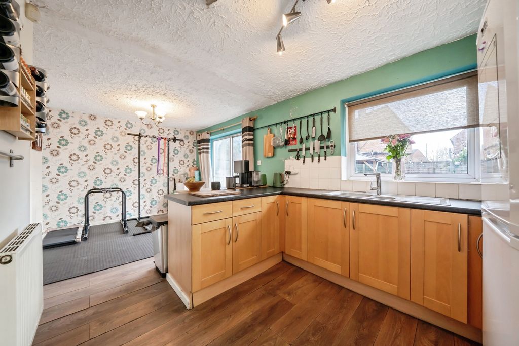 Property photo 2 of 27 2. Kitchen