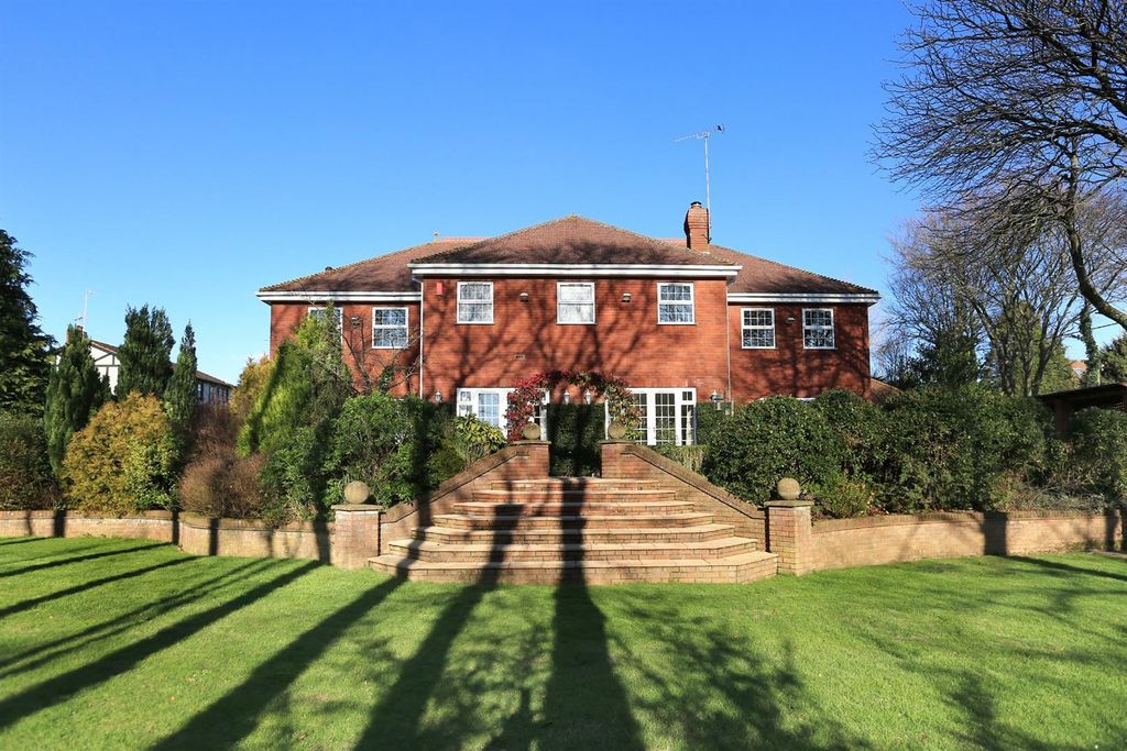 Property photo 2 of 28