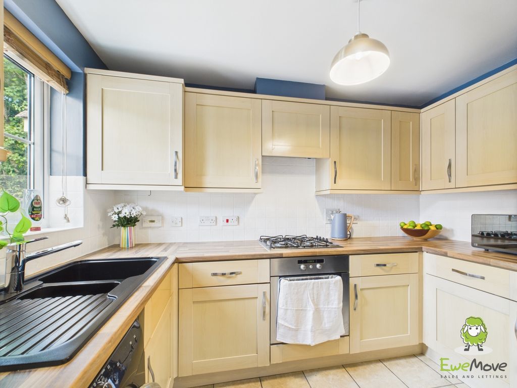 Property photo 3 of 26 Ewemove Basingstoke Estate Agents
