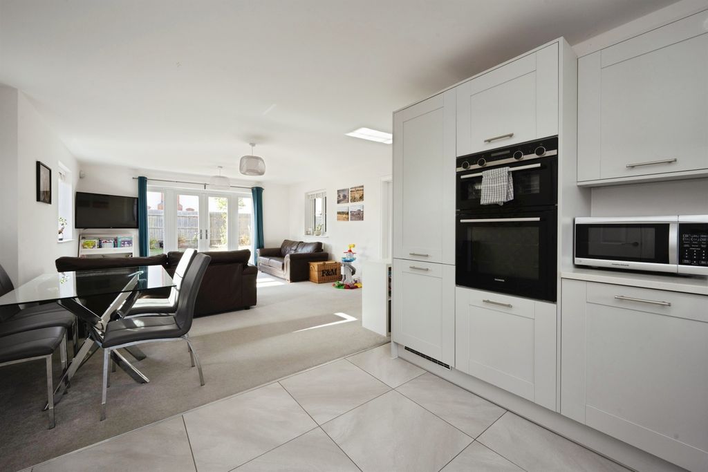 Property photo 2 of 31
