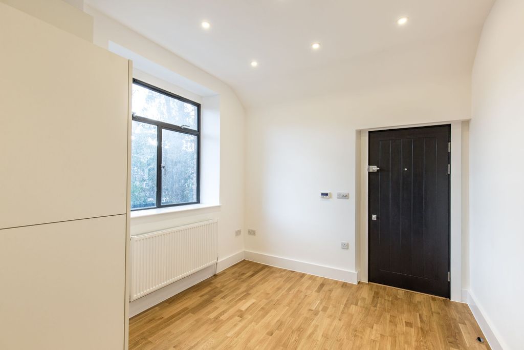 Property photo 2 of 10 Hall