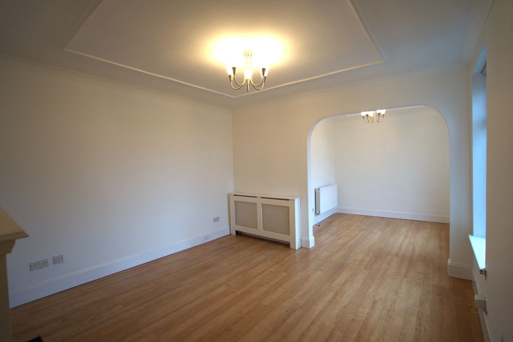 Property photo 3 of 10 Lounge 2