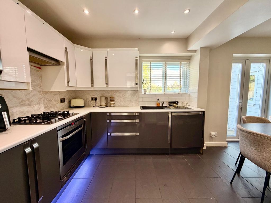 Property photo 3 of 11 Kitchen