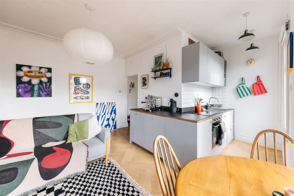 Property photo 3 of 19 Lyndhurst Drive, E10