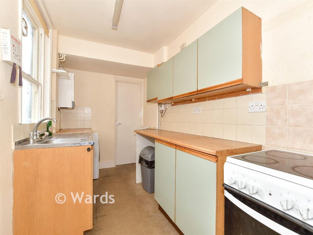 Property photo 3 of 10 Kitchen