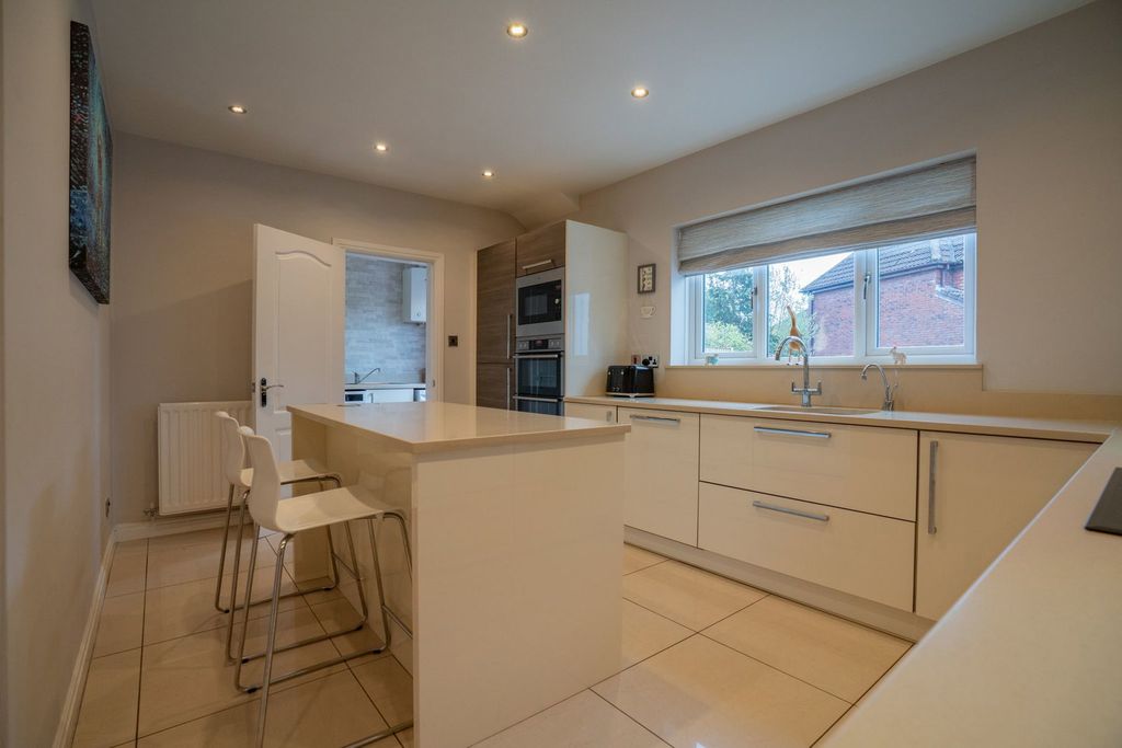 Property photo 2 of 39