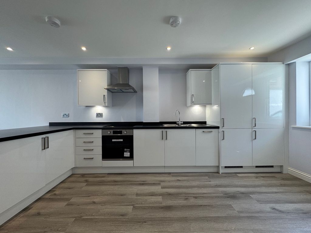 Property photo 3 of 11 Kitchen