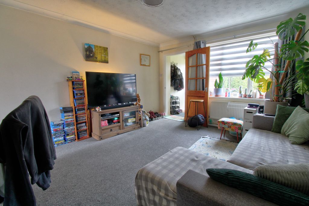 Property photo 2 of 7 Lounge 1