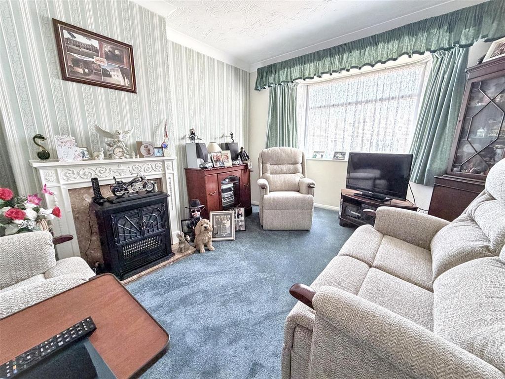 Property photo 2 of 15 Lounge