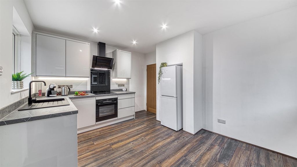 Property photo 2 of 23