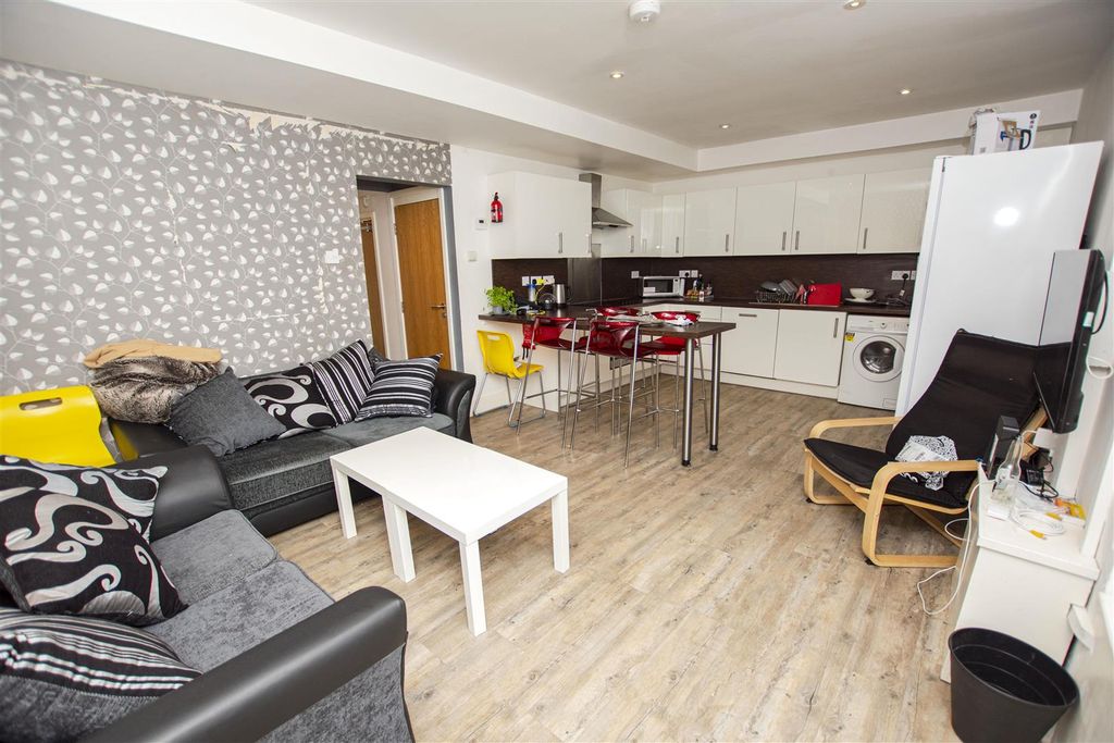 Property photo 1 of 11 Approach