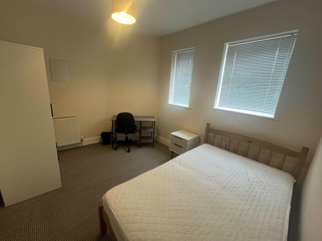 Property photo 2 of 10 A Tidy And Bright Double Bedroom Featuring A Comfo...