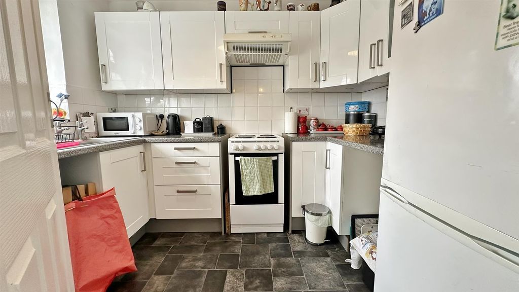 Property photo 3 of 10 Kitchen