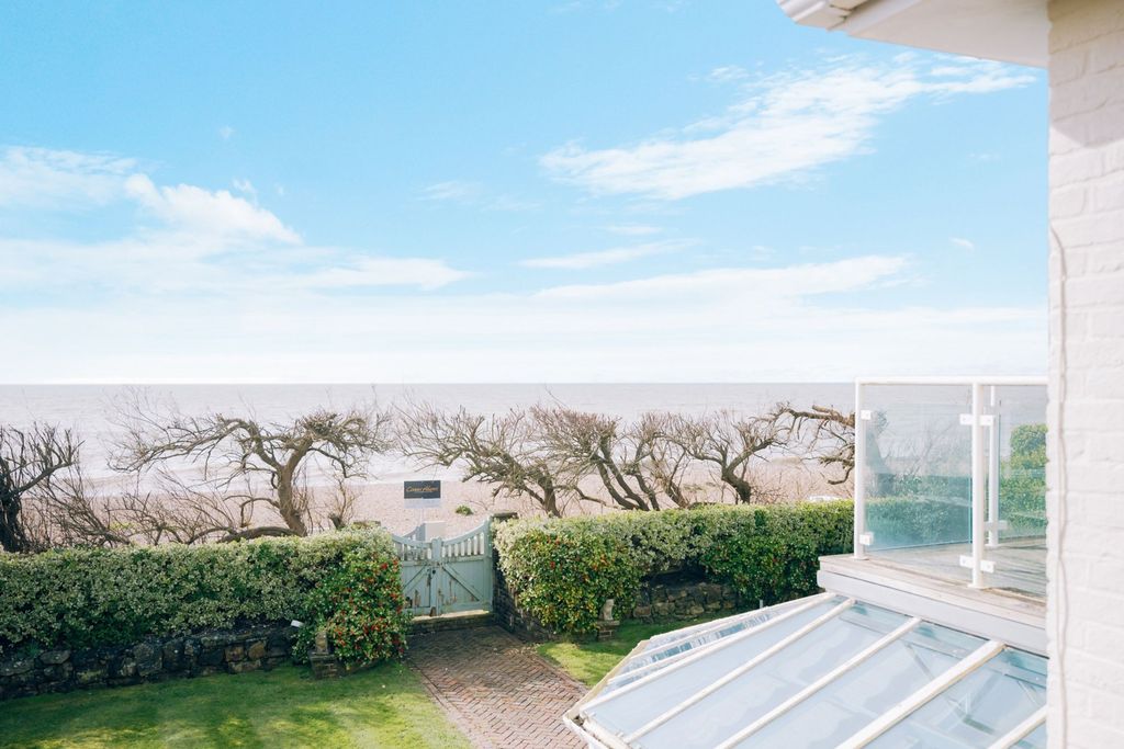 Property photo 3 of 20 Sea Views