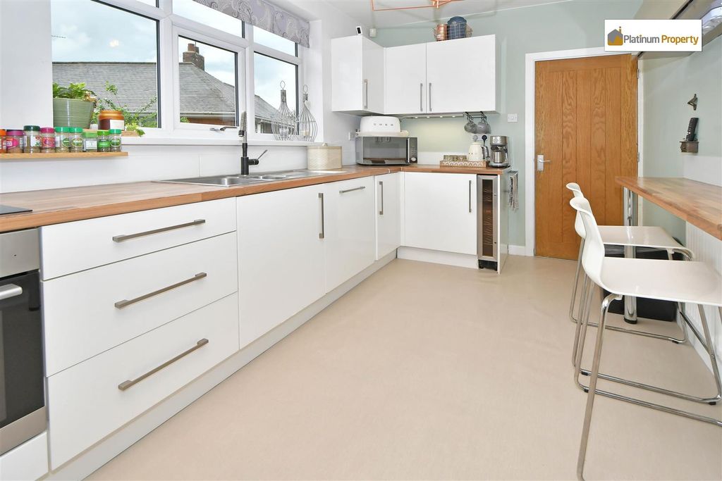 Property photo 3 of 39 Kitchen