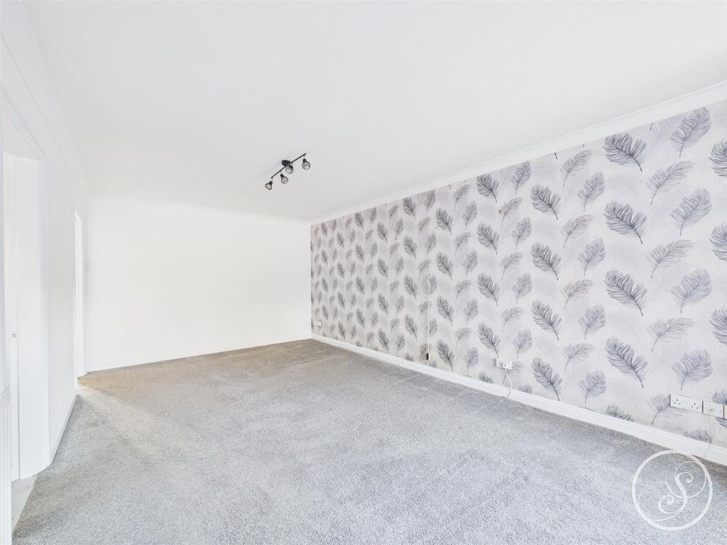 Property photo 3 of 13 Lounge