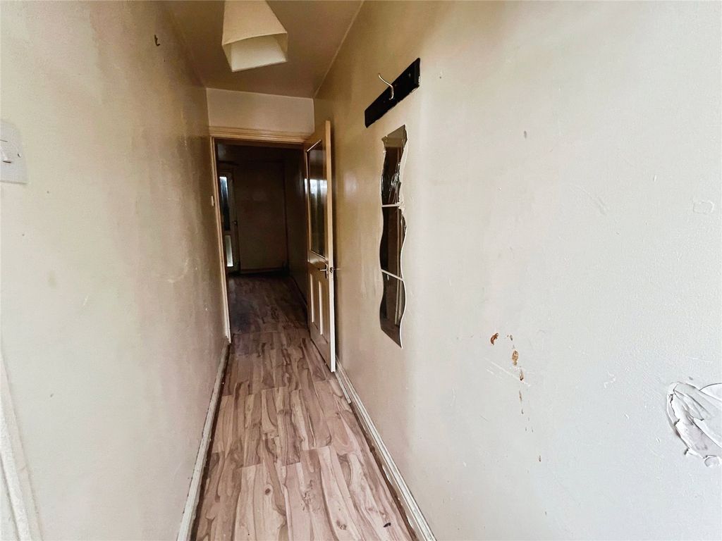 Property photo 2 of 6 Hall
