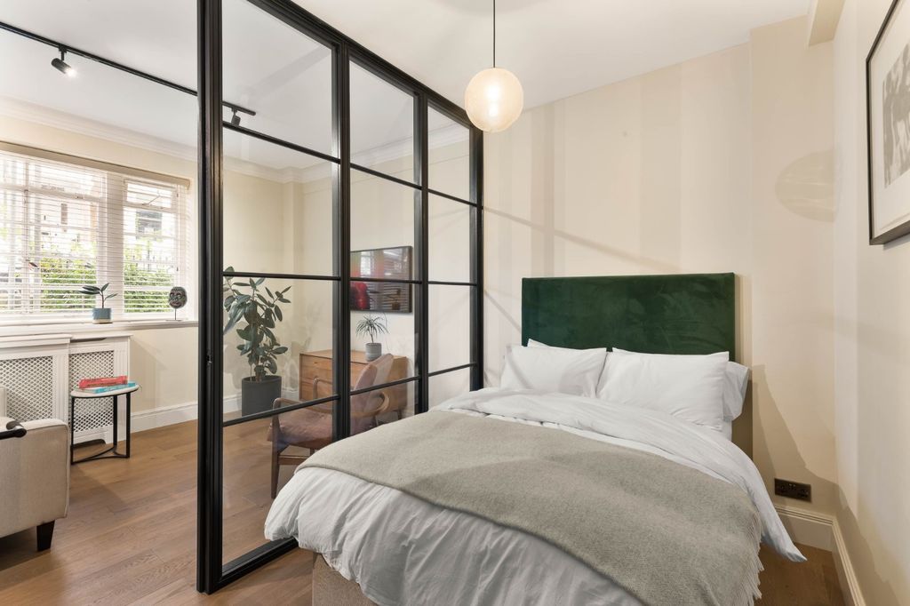 Property photo 1 of 6 Bedroom